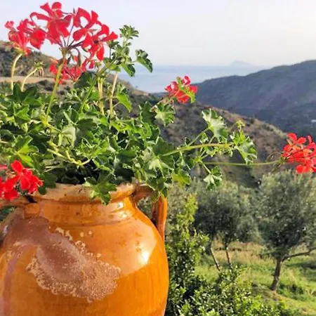בית נופש House In The Countryside With Aeolian View Reitano (Messina)